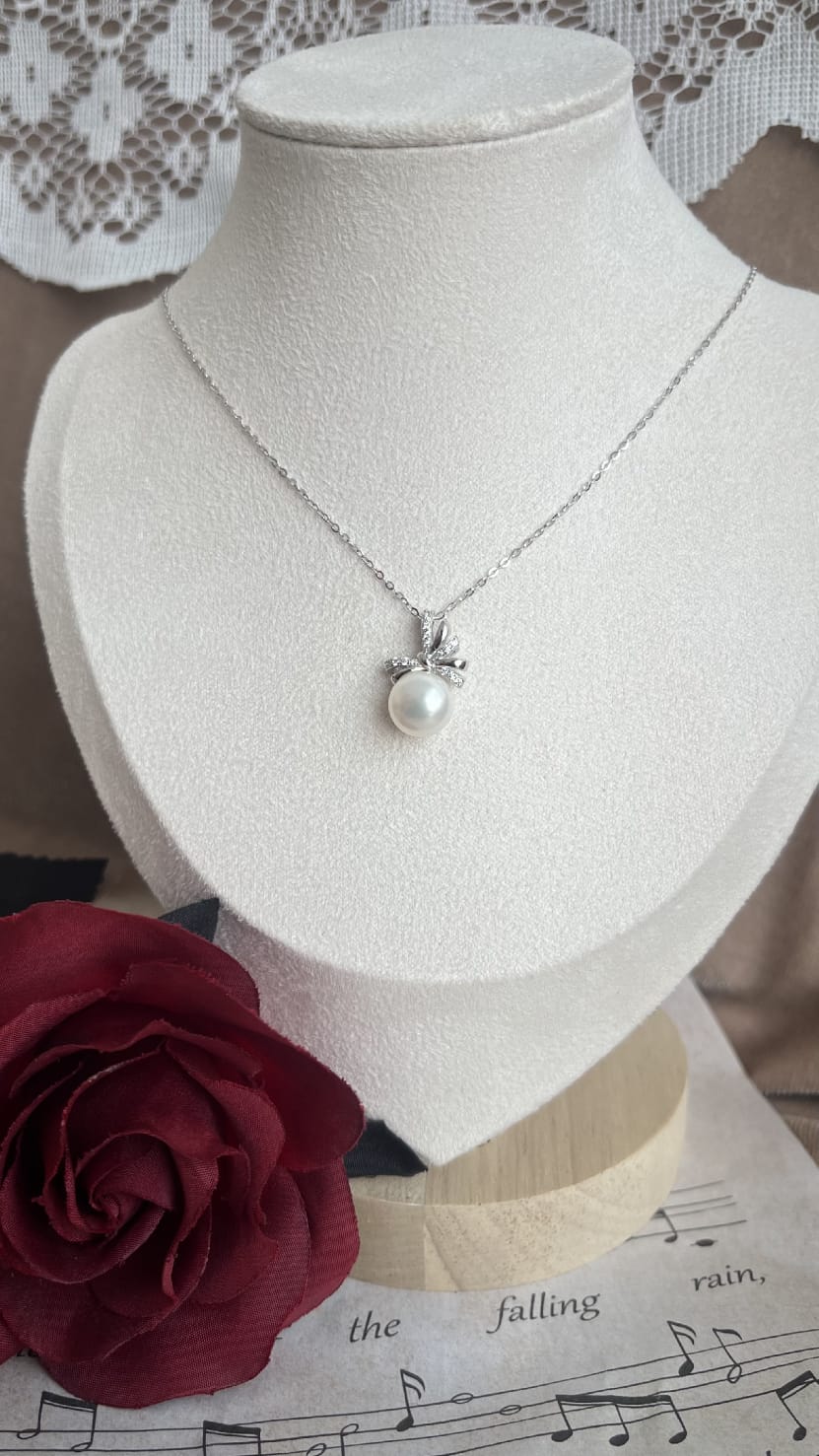 Silver 925 pendant with white fresh water pearl and zirconia (bow)