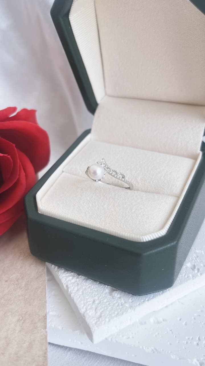 Silver ring with Fresh water pearl Crown shaped band