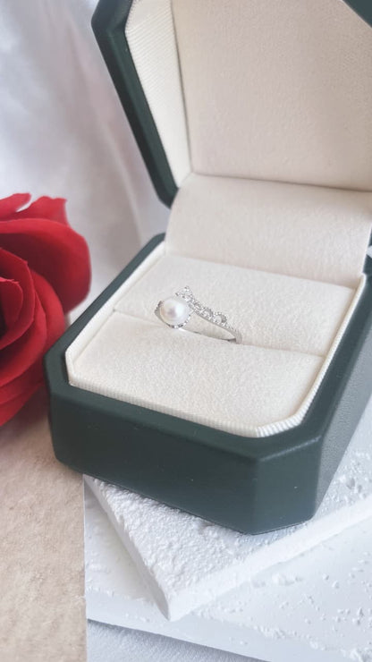 Silver ring with Fresh water pearl Crown shaped band