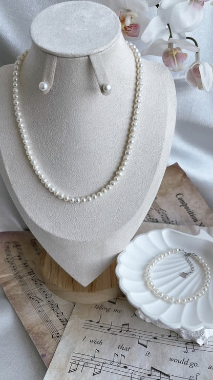 Fresh water pearl jewelleryset 4-6mm pearls natural white colour handmade
