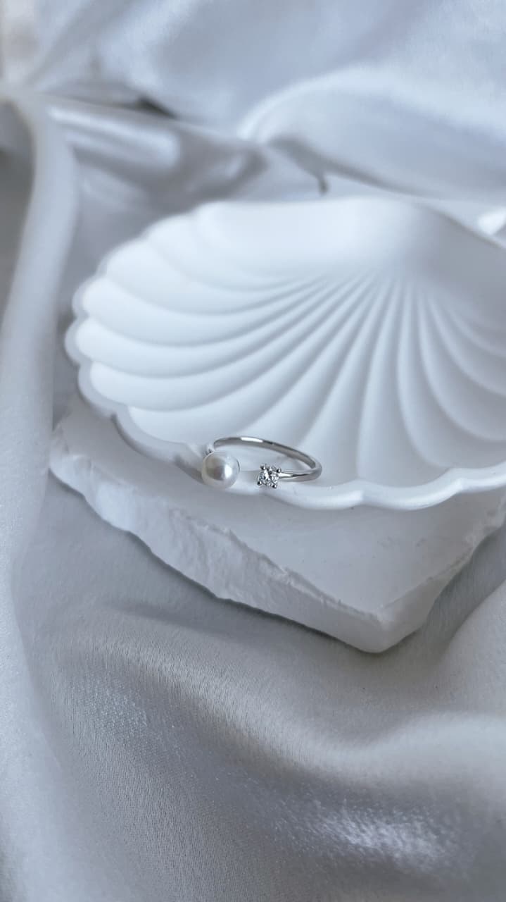 Silver 925 Ring with white Fresh water pearl and clear zircon stone Free size band