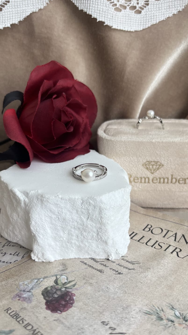 Silver 925 Ring with white Fresh water Pearl centreSilver 925 Ring with white Fresh water Pearl centre