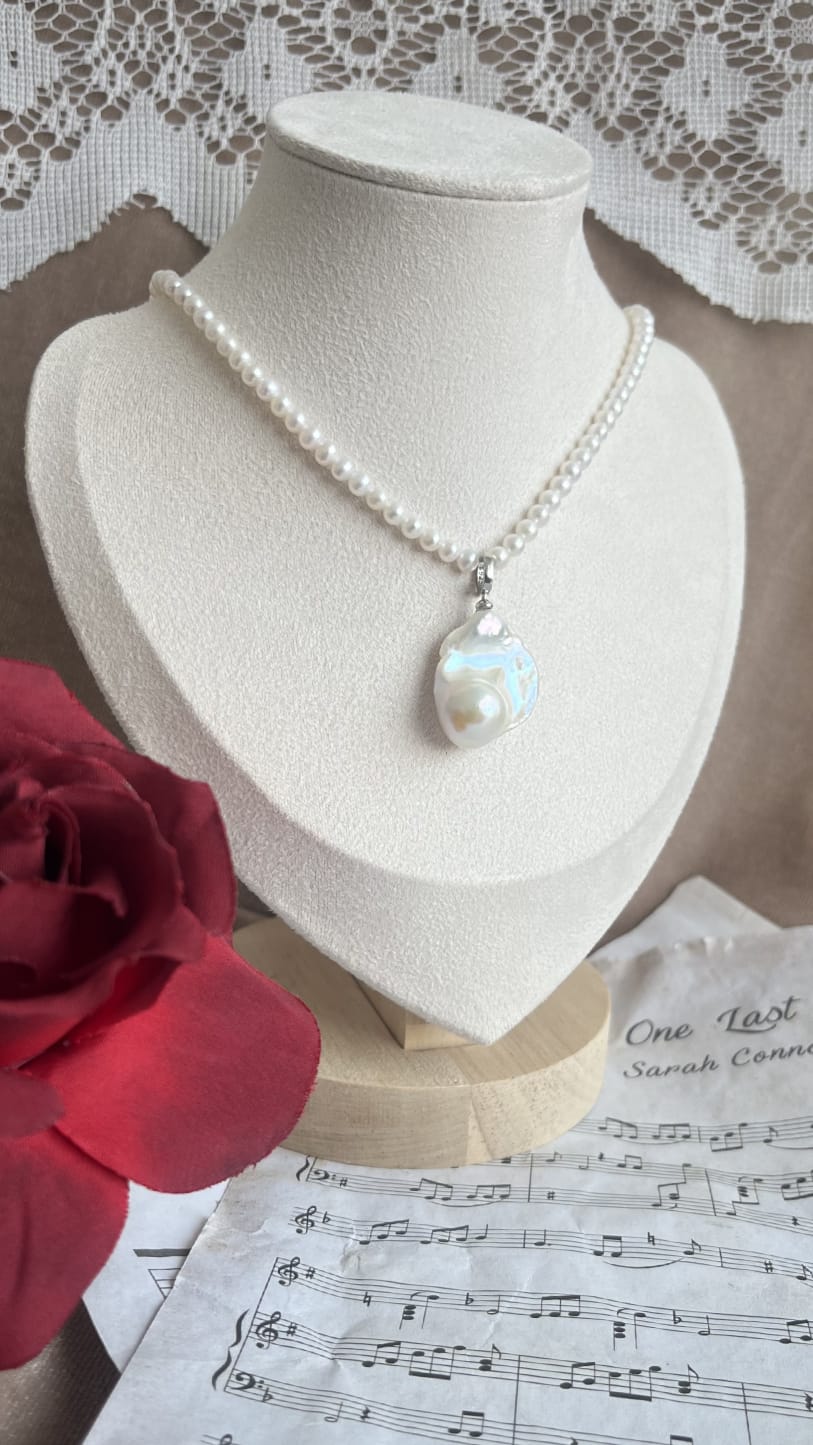 Baroque white fresh water pearl pendant/ necklace