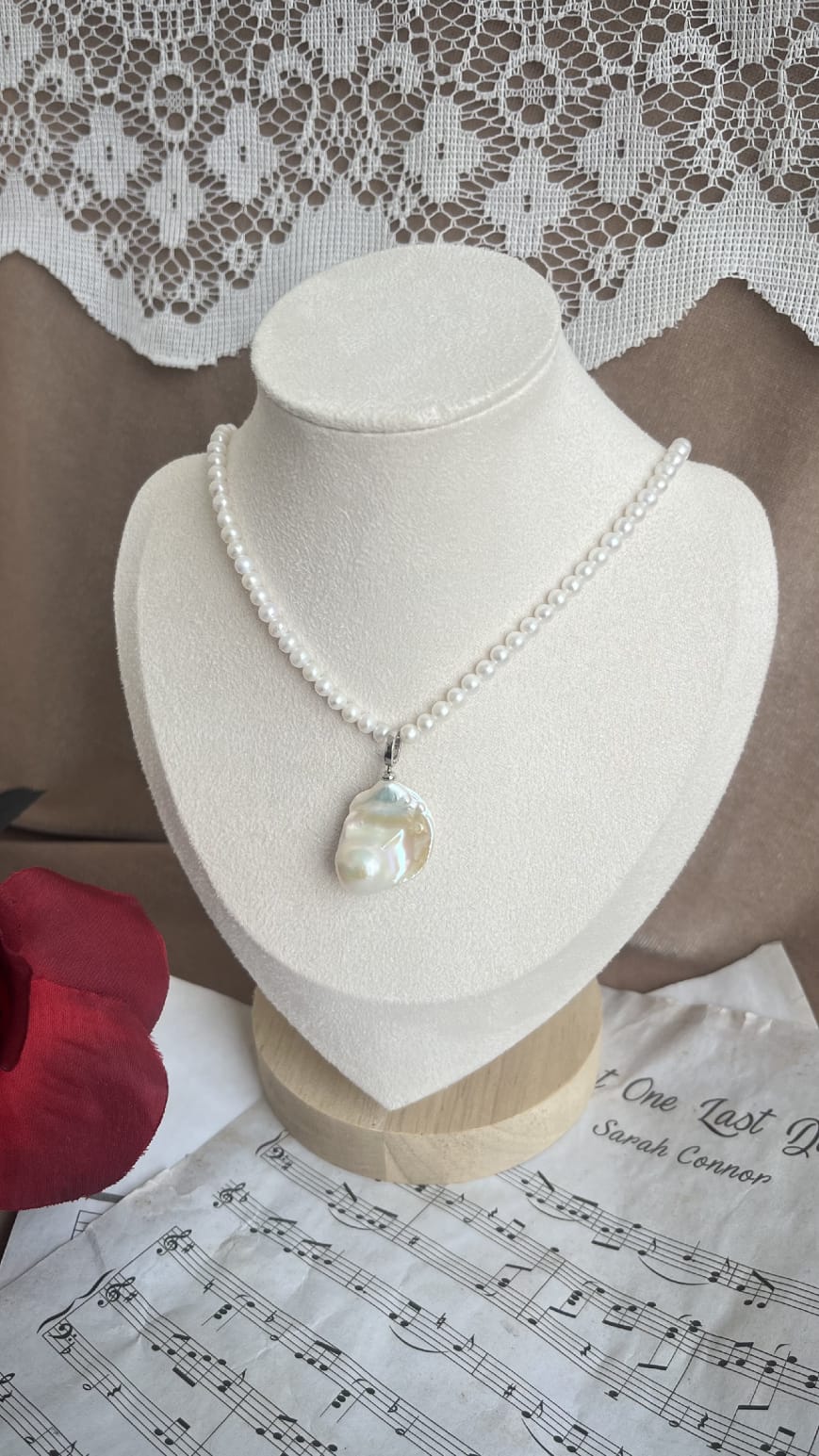 Baroque white fresh water pearl pendant/ necklace