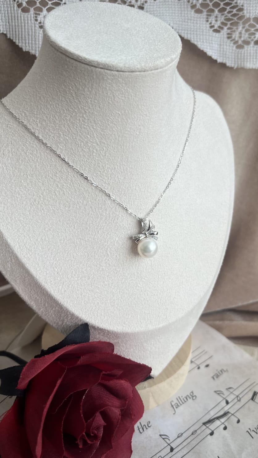 Silver 925 pendant with white fresh water pearl and zirconia (bow)
