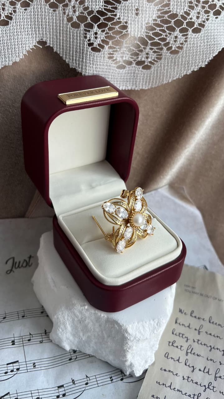 Vintage design brooch with fresh water pearl centre