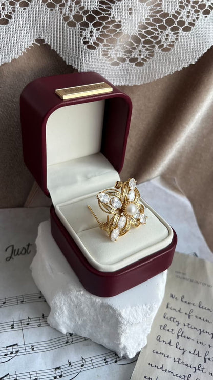 Vintage design brooch with fresh water pearl centre