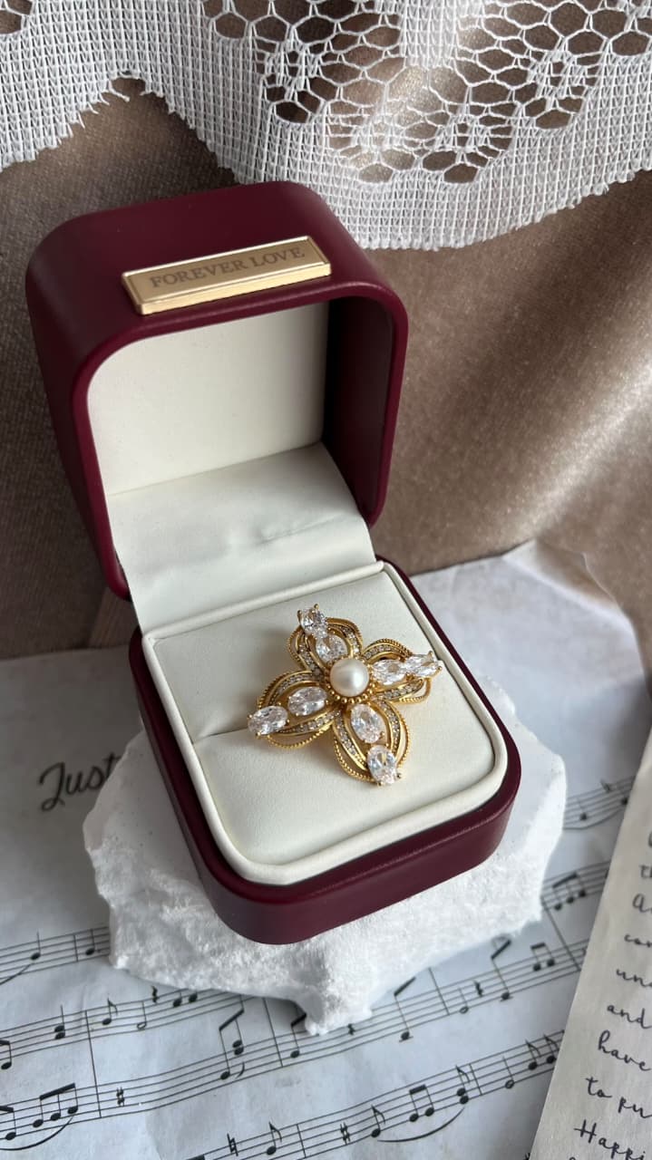 Vintage design brooch with fresh water pearl centre