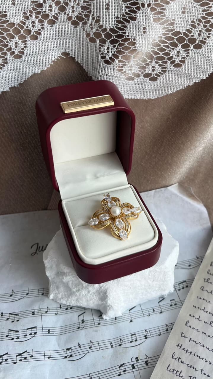 Vintage design brooch with fresh water pearl centre