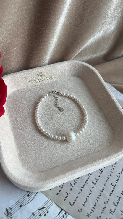 White Fresh water 2-2.5mm pearl bracelet with 9-10mm centre pearl, silver 925 parts