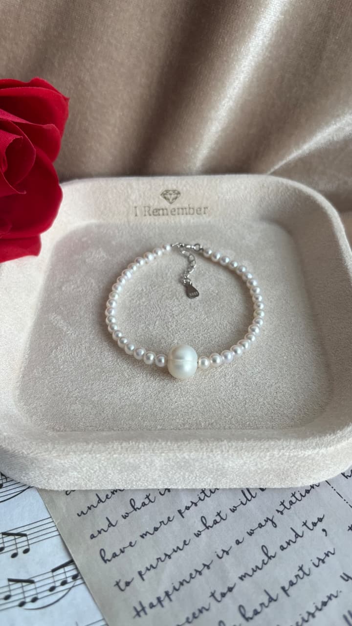 White Fresh water 2-2.5mm pearl bracelet with 9-10mm centre pearl, silver 925 parts