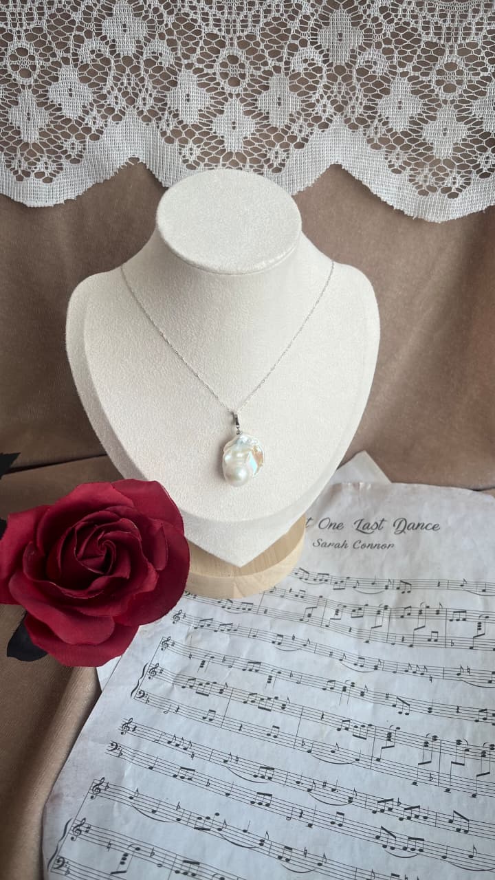 Baroque white fresh water pearl pendant/ necklace