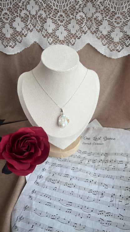 Baroque white fresh water pearl pendant/ necklace
