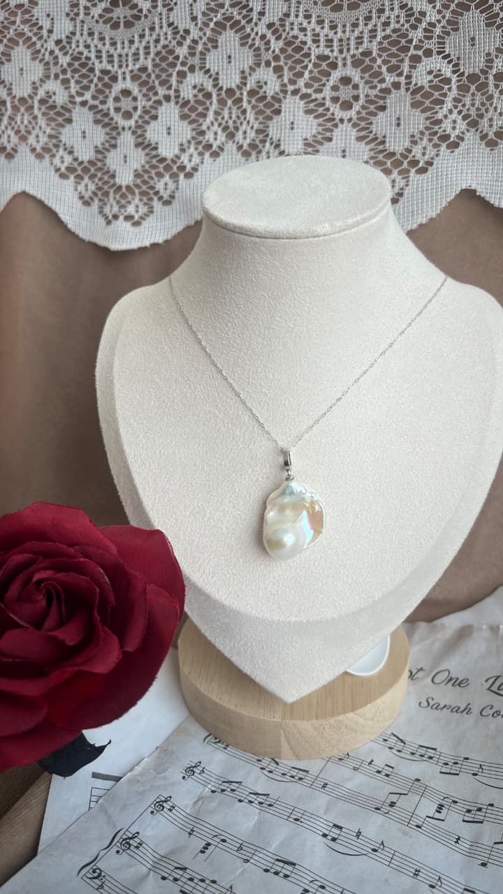 Baroque white fresh water pearl pendant/ necklace