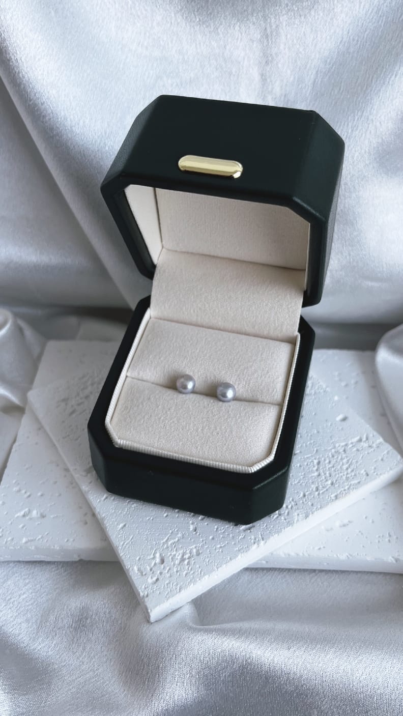 Fresh water pearls with silver grey colour 5-6mm/8-9mm 2 sizes silver needle classnical desig